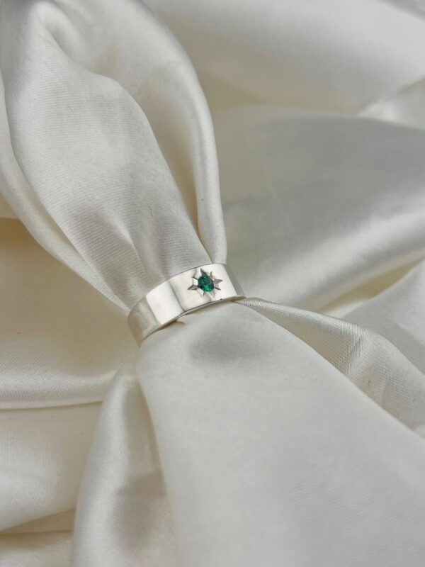Solitaire Star Setting Chamber Ring
